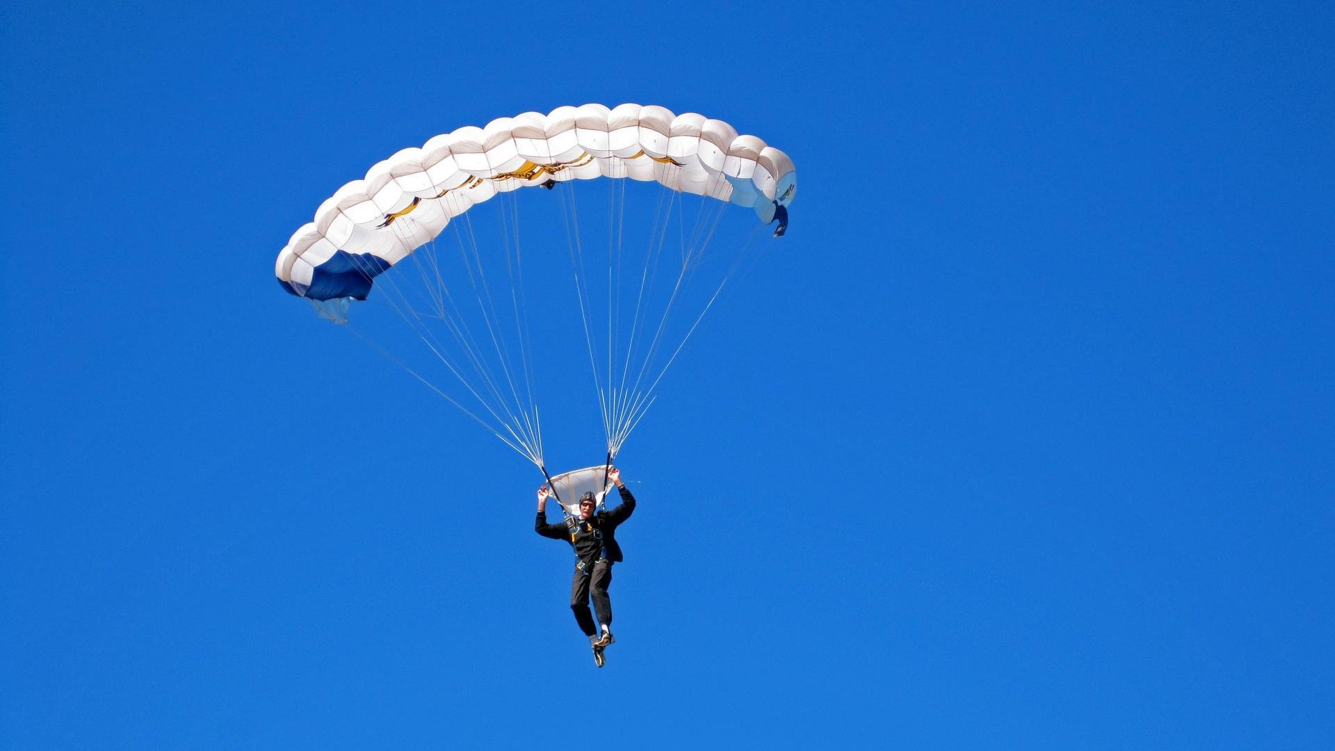 城市河岸护栏跑酷赛 护栏与石墩构成连续动作链