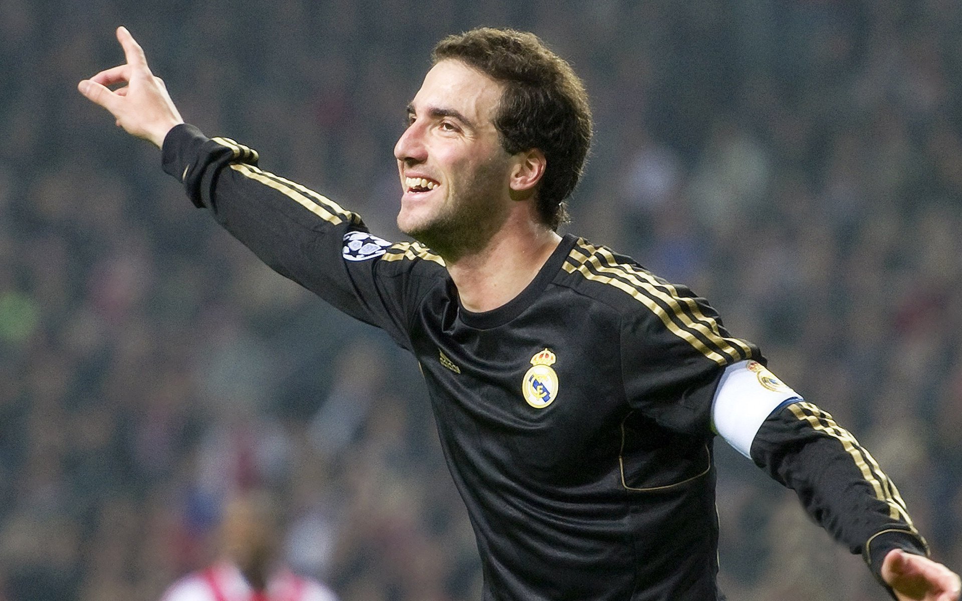 城市河岸护栏跑酷赛 护栏与石墩构成连续动作链